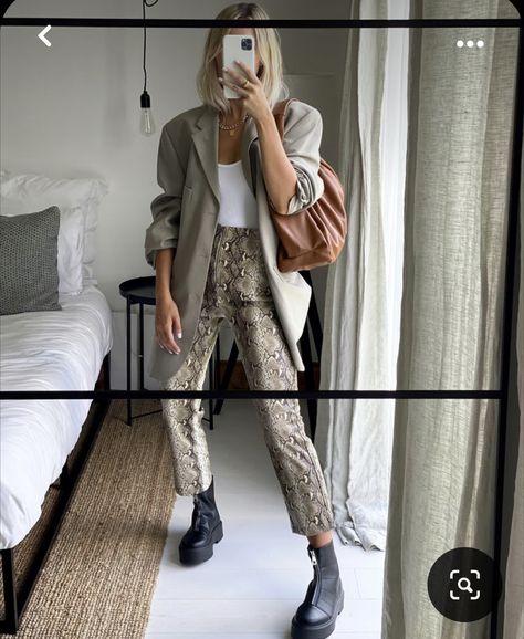 Edgy Feminine Outfits, Cold Summer Outfit, Georgina Lennon, Autumn Fashion Inspiration, Snake Print Outfit, Inspi Photo, Edgy Feminine, Leopard Outfits, Nyc Christmas