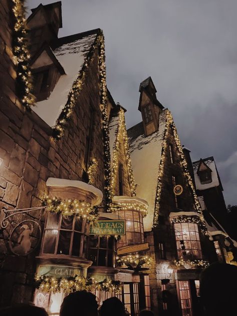 Harry Potter At Christmas, Winter Aesthetic Harry Potter, Harry Potter World Christmas, Christmas In Harry Potter, Marauders Christmas Aesthetic, Christmas Hogwarts Aesthetic, Christmas Aesthetic Harry Potter, Christmas Hogsmeade, Hogwarts Christmas Decorations