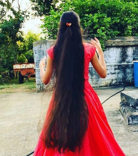 LONG HAIR WORLD on Instagram: “👸📷 GORGEOUS LONG HAIR..📷 👸 . ❤️Follow us👉👉@longhair.007. . 💙 Follow us 👉👉@longhair.007 . . . 📷📷 DO FOLLOW US & DM UR LONG HAIR PICS AND…” Rapunzel Long Hair, Hairstyle Indian, Caring For Yourself, Hair Styles For Long Hair, Clip Hairstyle, Styles For Long Hair, Indian Long Hair Braid, Long Indian Hair, Long Hair Pictures