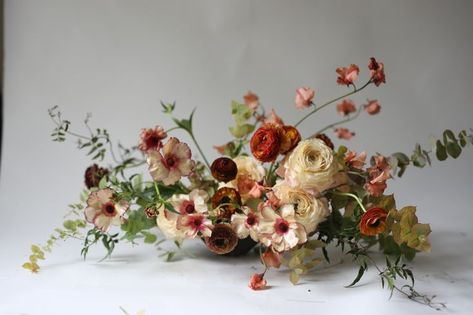 Table arrangement shape/style? Romantic Fall Wedding Florals, Bowl Arrangements, Hart Floral, Flowers Photography Beautiful, A Bunch Of Flowers, Organic Wedding, Floral Arrangements Wedding, Beautiful Flower Arrangements, Deco Floral