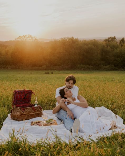 Yesterday was a dream!!! Bouncing around @gouveiavineyards yesterday with Haley & Chris was so fun ☺️ They brought a cute little picnic in Haley’s grandmothers picnic basket, and sat down together as the sun set on Chris’ grandmothers blanket. It was so picturesque. They were baked in their perfect glow and were up for all my ideas, and even ended up having some of their own! It was lovely ❣️ I cannot wait for their wedding!!! CT WEDDING PHOTOGRAPHER | NJ WEDDINGS | NY ENGAGEMENT PHOTO | PRO... Engagement Photos Park, Picnic Engagement Photos, Boat Photoshoot, Wedding Theme Design, Themed Engagement Photos, Engagement Themes, Picnic Engagement, Fall Picnic, Pre Wedding Photoshoot Outdoor