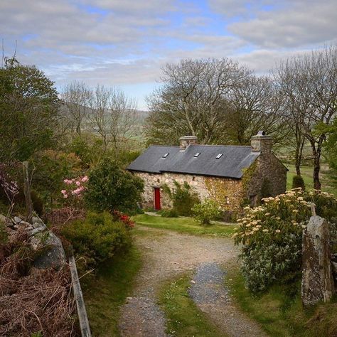 Fancy a mountain retreat? You have to see Yr Hen Fynydd in Snowdonia...   Link in bio Welsh Cottage, Wales Holiday, Ireland Cottage, Family Cottage, Large Houses, Lake District National Park, Edinburgh City, Mountain Cottage, Brecon Beacons