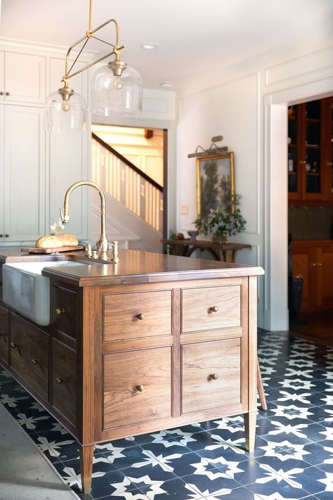 Craftsman Style Bedroom, Craftsman Remodel, Kitchen Center Island, Built In Banquette, Walnut Kitchen, Craftsman Kitchen, Wood Kitchen Island, Modern Craftsman, Luxury Kitchen Design