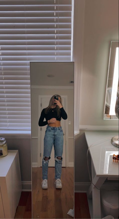 Cute Outfits With Mom Jeans For School, Mom Jeans Outfit For School, Outfits With Blue Mom Jeans, Ripped Jeans Outfits Winter, Mom Jeans School Outfits, Basic Black Jeans Outfit, Jean Outfit Ideas Winter, Cropped Black Top Outfit, Jeans And Longsleeves Outfit