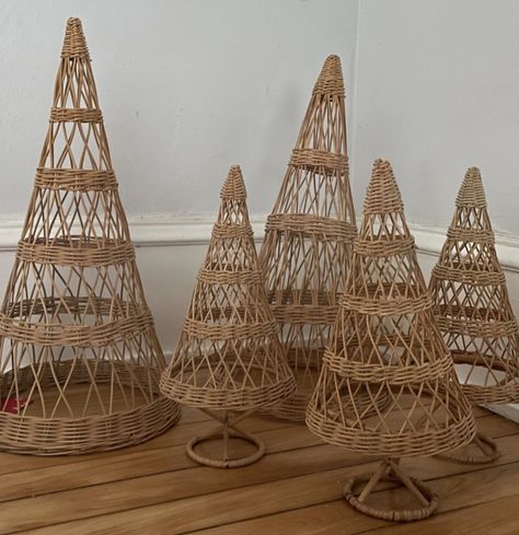 Christmas Willow Weaving, Rattan Christmas Tree, Basket Weaving Patterns, Willow Weaving, Craft Images, Tropical Christmas, Paper Basket, Boho Christmas, Weaving Patterns