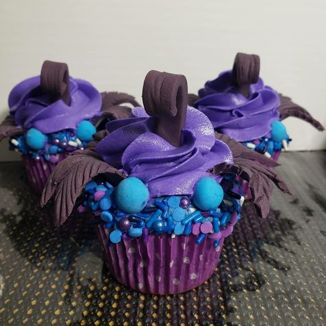 Disney villan Emperors New Groove Party Food, Emperors New Groove Party, Christmas Villains, Adele Birthday, Cupcake Board, Themed Meals, 31 Birthday, Disney Movie Night Food, Disney Villain Party