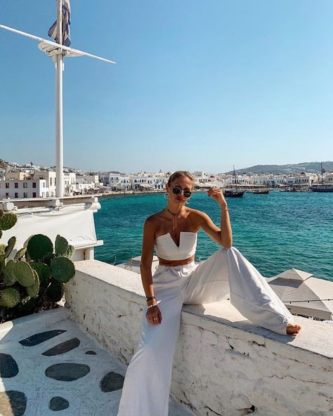 #greece #santorini #holiday #travel #summer #blonde #model #beach #outfitinspo Greece Vacation Outfit, Santorini Outfit, Greece Fits, Holiday Outfits Summer, Greece Fashion, Greece Outfit, Summer Poses, Looks Pinterest, Greece Trip