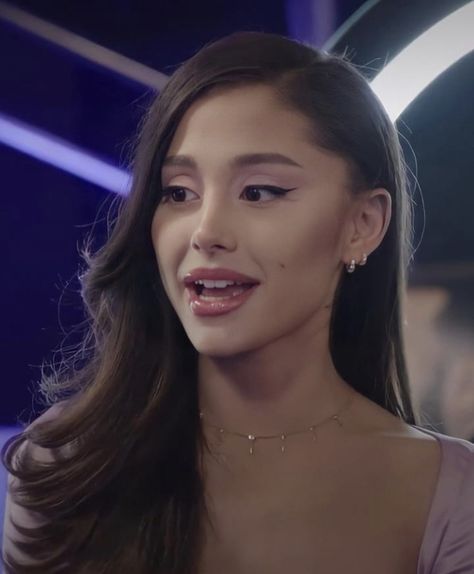 Voice Aesthetic, Ariana Grande The Voice, Cute Animal Character, Ariana Grande Makeup, People Model, Ariana Grande Hair, Taylor Swift Icon, Ariana Grande Cute, Animal Character