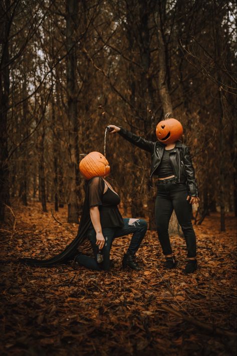 Pumpkin Best Friend Pictures, Pumpkin Head Photo Shoot Friends, Pumpkin Mask Photoshoot, Pumpkin Head Best Friend Photoshoot, Best Friend Pumpkin Head Photoshoot, Best Friend Ghost Photoshoot, Best Friend Spooky Photoshoot, Halloween Pics With Friends, Pumpkin Oc