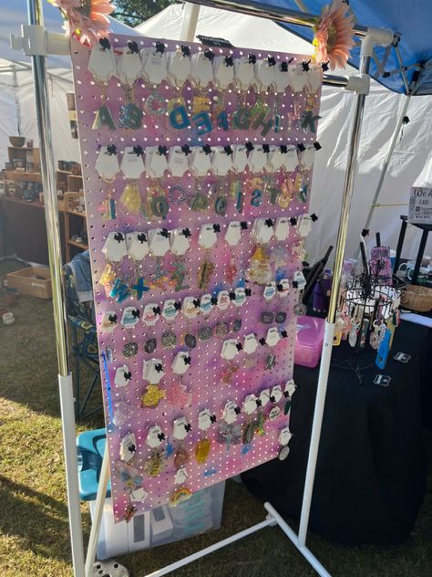 Keychain Craft Show Display, Diy Keychain Display For Craft Show, Diy Keychain Display Ideas, How To Display Keychains For Sale, Keychain Vendor Display, Keychain Stand Display, Diy Keychain Display, Keychain Display Ideas, Vendor Booth Display