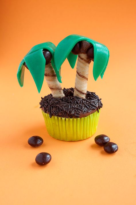 Edible Palm Tree Cupcakes Kids Party Desserts, Beach Cupcakes, Frosty Recipe, Summer Cupcakes, Diy Edible, Beach Cakes, Cupcake Wars, Gown Red, Dessert Party