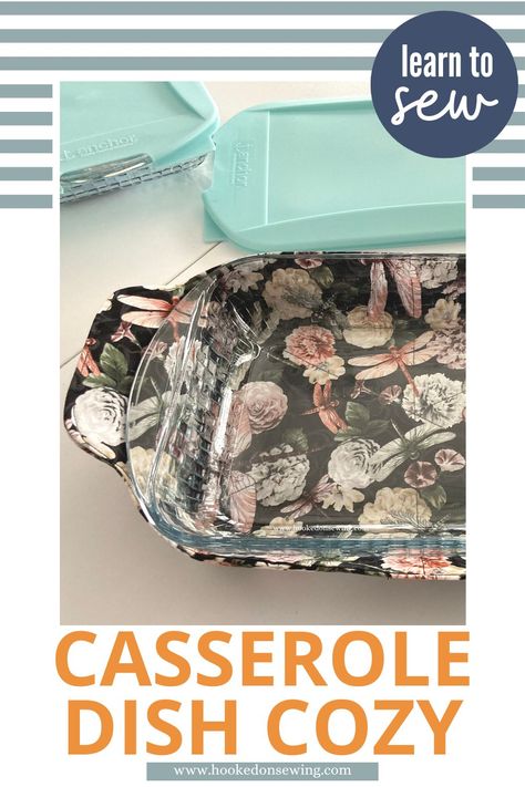 Learn how to sew a Casserole Dish Cozy with this free pattern from Hooked on Sewing. Quilted Bowl Cozy Pattern Free, Casserole Dish Cozy, Casserole Carrier Pattern, Casserole Cozy, Carrier Pattern, Casserole Carrier, Cozy Pattern, Apron Sewing Pattern, Placemats Patterns