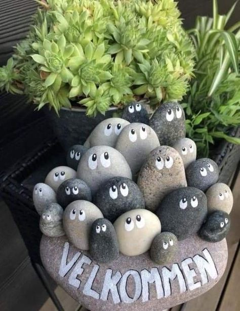 نباتات منزلية, Diy Rock Art, Art Pierre, Christmas Float, Diy Play Kitchen, Garden Art Crafts, Diy Candy, Diy Dollhouse Furniture, Stone Crafts