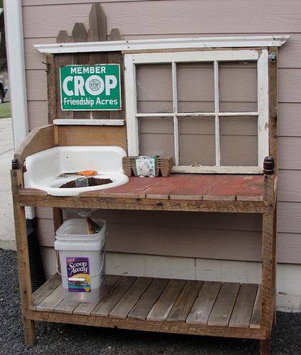 Potting Bench using old sink, old window and old wood pallets... no tutorial This could easily be a DIY project Pallet Potting Bench, Potting Bench Ideas, Potting Station, Garden Sink, Planter Bench, Old Sink, Potting Benches, Potting Tables, Potting Table