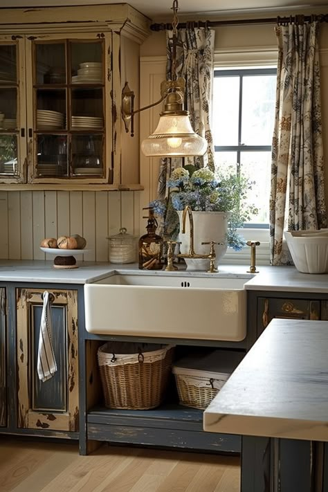 Log Cabin Kitchens With Painted Cabinets, Colorful Boho Kitchen, Cottage Kitchen Inspiration, English Cottage Kitchens, Unfitted Kitchen, Cottage Room, Classic Cottage, Kitchen Organisation, Inspiration Kitchen