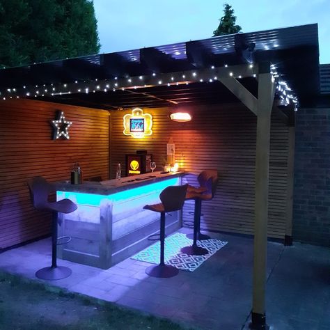 Tiki Bars Backyard, Bar Outdoor Design, Outdoor Garden Bar, Outdoor Tiki Bar, Diy Outdoor Bar, Bar Shed, Home Bar Rooms, Outdoor Patio Bar, Diy Home Bar