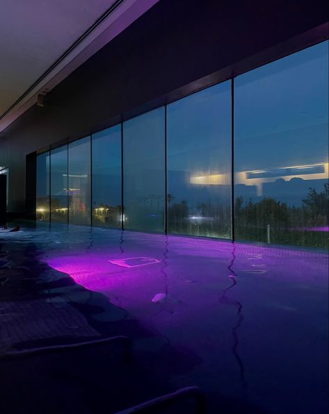 night view vibe aesthetic pool purple led lights Led Light House Aesthetic, Above Ground Pool Party, Pool Aesthetic Night, Pool Party Recipes, Aesthetic Swimming Pool, Pool Party Food Ideas, Swimming Pool At Night, Pool Tile Ideas, Purple Pool