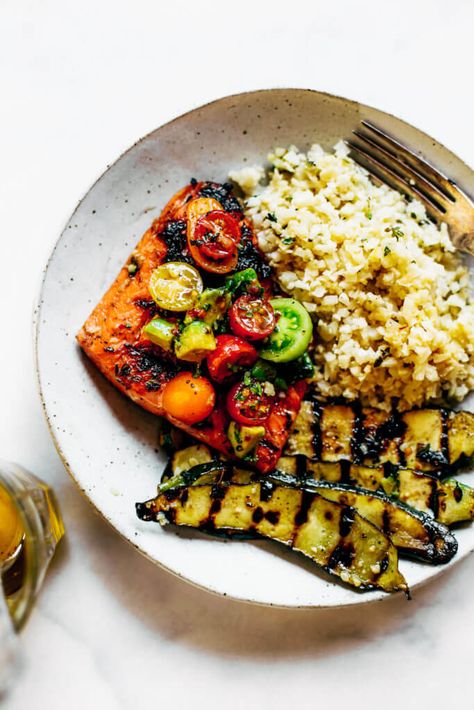 Lemon Thyme Grilled Salmon Cauliflower Rice - Paleo Gluten Free Eats Salmon Cauliflower Rice, Salmon Cauliflower, Paleo Rice, Rice Salmon, Healthy Summer Dinner Recipes, Whole30 Meal Prep, Grilled Lemon, Whole30 Dinner Recipes, Grilled Salmon Recipes