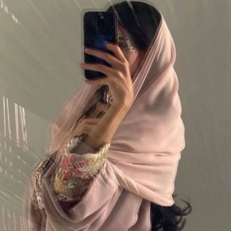 Jalabia Styles, Beautiful Photoshoot Ideas, Desi Fashion Casual, Hijabi Aesthetic, Simple Pakistani Dresses, Model Aesthetic, Arab Fashion, Quick Outfits, Hijabi Girl