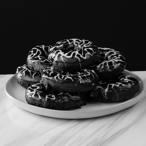 Donut be an idiot, book your tickets to see Venom now! In the meantime check out how we used activated charcoal to give these donuts a mirror glaze as black as Venom! Black Dessert, Chocolate Lava Cake, Mirror Glaze, White Food, Tasty Videos, Black Food, Chocolate Donuts, Lava Cakes, Jambalaya