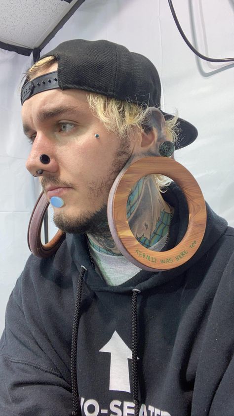 Tattoos For Guys Minimalist, Guy With Ear Piercing, Guys With Face Piercings, Stretched Ears Men, Guy Ear Piercings, Tattoo Placement Men, Simple Ear Tattoos, Guys With Earrings, Men Ear Tattoo