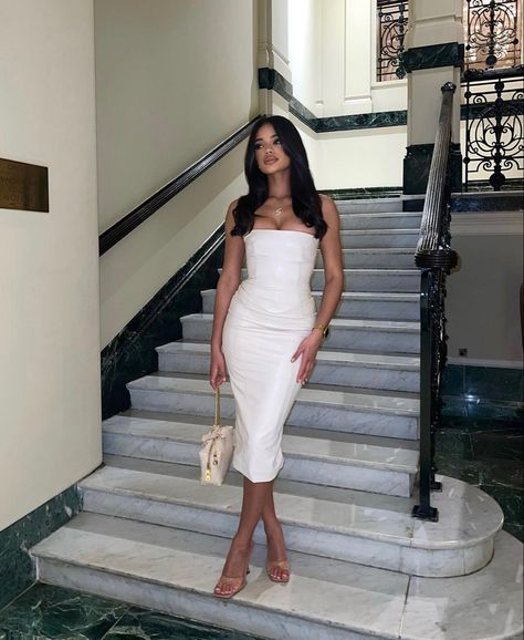 All White Outfit Party Night Classy, Bday Dinner Outfit, Romane Gila, Fancy Dinner Dress, Dinner Outfit Classy, Classy White Dress, Instagram Model Outfits, White Party Outfit, Honeymoon Outfits