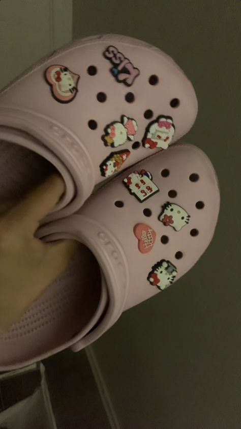 Light Pink Crocs With Charms, Pink Crocs With Charms, Croc Outfits, Crocs With Charms, Crocs Charms, Pretty Sneakers, Pink Crocs, Crocs Fashion, Pretty Shoes Sneakers