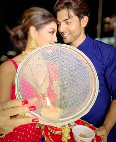 Karwa Chauth Look In Saree, Karva Chauth Photoshoot, Karwa Chauth Photoshoot, Poses For Karwachauth, Karwa Chauth Pics, Karvachauth Photoshoot, Photo Poses Couple, Debina Bonnerjee, Gurmeet Choudhary