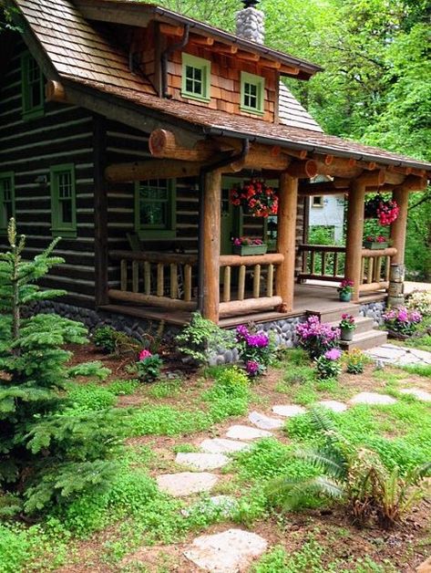 Design Case Mici, Log Cabin Living, Log Home Interiors, Log Cabin Ideas, Small Log Cabin, Log Home Decorating, Cabin Exterior, Guest Cabin, Tiny Cabin