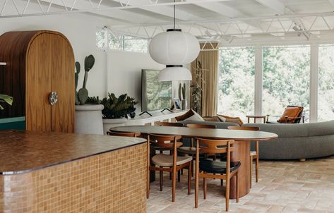 Mid Century Interior, Custom Dining Tables, Midcentury Home, Mid Century Architecture, Australian Architecture, Architecture Awards, Interior Garden, Australian Homes, One Bedroom Apartment