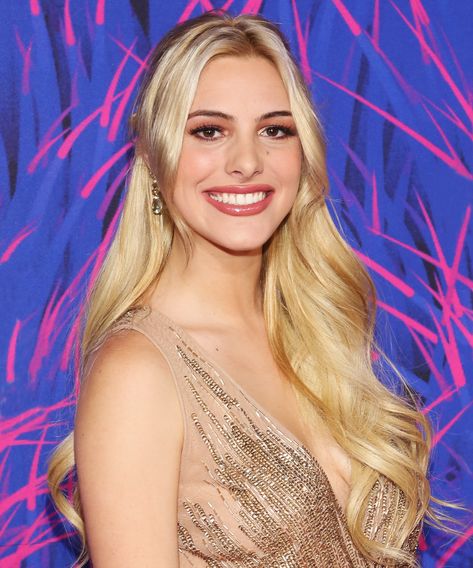 Lele Pons Is Taking Some Heat For Her New Haircut — & This Is Her Response #refinery29 https://www.refinery29.com/en-us/2017/07/162626/lele-pons-haircut-donation# Blonde Celebrity Hair, Haircut Fails, Lele Pons, Hair Dusting, New Haircut, Twitter Trending, Hair Locks, Hair Shows, New Haircuts