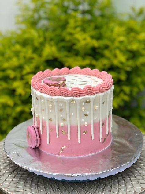 Pink Anniversary Cake, Trendy Cake Designs 2023, Dripping Cake Designs, Pink White Birthday Cake, Simple Butter Cream Cake Design, Pink And White Cake Designs, White And Pink Birthday Cake, Pink White And Gold Cake, Buttercream Drip Cake