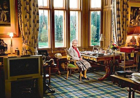 London Bridges, Monarch Of The Glen, Balmoral Castle, Elizabeth 2, Rainha Elizabeth Ii, Reine Elizabeth Ii, Camilla Parker Bowles, Elisabeth Ii, Queen Pictures