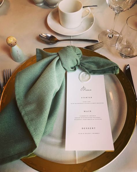 Knotted Napkins Wedding, Napkin Styles Wedding, Knotted Napkin Wedding, Green Napkins Wedding Place Settings, Sage Napkins Wedding, Knot Napkin Fold Wedding, Knotted Napkin Place Setting, Green Napkins Wedding, Knotted Napkins