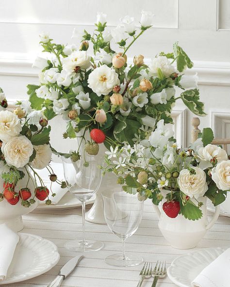 Ever considered using strawberries in your centerpieces? Strawberry Table Centerpiece, Strawberry Arrangement, Fiesta Flowers, Flower Centrepieces, Tablescapes Ideas, Summer Wedding Centerpieces, Wedding Strawberries, Berry Wedding, Summer Centerpieces