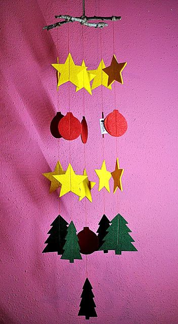 DIY christmas mobile Christmas Mobile, Xmas Decorations Diy, Holiday Art Projects, Mobile Craft, Christmas Advent Calendar Diy, Ceramic Christmas Decorations, Wall Christmas Tree, Holiday Crafts For Kids, Diy Advent Calendar