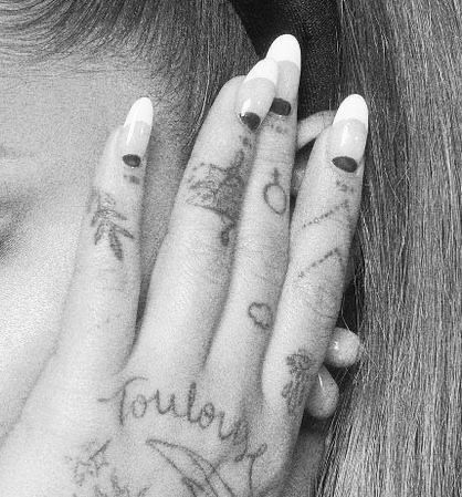 Ariana Nails, Ariana Grande Nails, Ariana Grande Tattoos, Grande Tattoo, Idol Nails, Henna Ink, Ariana Grande Tattoo, Celebrity Nails, Nails Pretty