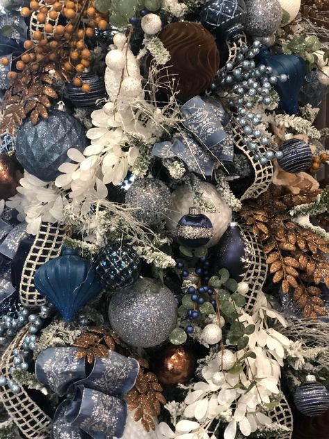 Copper Christmas Decor, Christmas Tree Colour Scheme, Blue Christmas Tree Decorations, Elegant Christmas Tree Decorations, Christmas Tree Decorated, Copper Christmas, Blue Christmas Decor, Metallic Christmas, Christmas Tree Decorating Themes