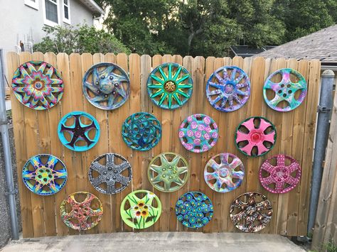 Hubcap Art Ideas, Hubcap Flowers Garden Art, Hub Cap Art, Hubcaps Repurposed, Painted Hubcaps, Hubcap Flowers, Hubcap Art, Yard Art Crafts, Garden Landscaping Ideas