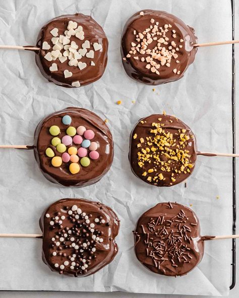 Chocolate Covered Apple Slices - Wholefood Soulfood Kitchen Apple Slice Pops, Chocolate Covered Apple Slices, Cheesecake Recipes No Bake, Chocolate Apple Slices, Chocolate Covered Apples Slices, Cookie Healthy, No Bake Energy Balls, No Bake Sweets, Apple Chocolate