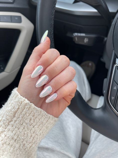 Alomd Nails Ideas Chrome, Nails Acrylic White Chrome, Graduation Nails Chrome, White Mirror Nails, White Mettalic Nails, White Nails Matalic, Chrome White Acrylic Nails, White Iredesant Nails, White Crome Nails Square