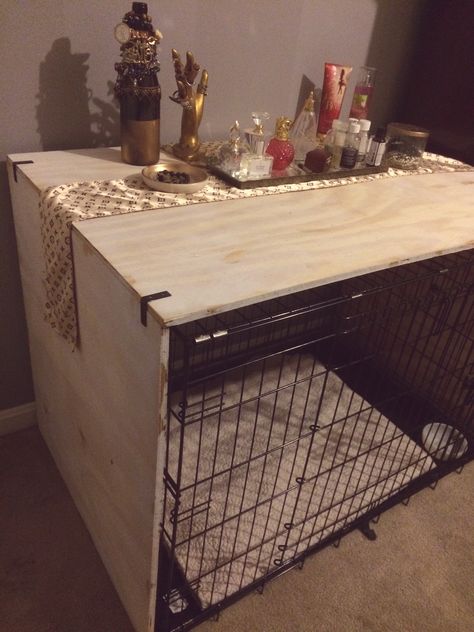 DIY rustic dog crate table- no tools used. Dog Crate Topper Diy, Cage Coffee Table, Dog Crate Table, Furniture Build, Puppy Ideas, Bedroom Transformation, Diy Dog Crate, Puppy Room, Dog Corner