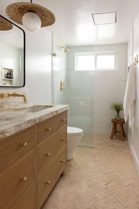 Natural elements create a bohemian yet refined guest bath in this California home designed by One West Studio. #bathroomdesign #bathroomremodel #californiadesign #interiordesign #moderndesign California Casual Bathroom, California Bathroom, Casual Bathroom, Club Bathroom, California Casual, California Design, Guest Bath, California Homes, Bath House