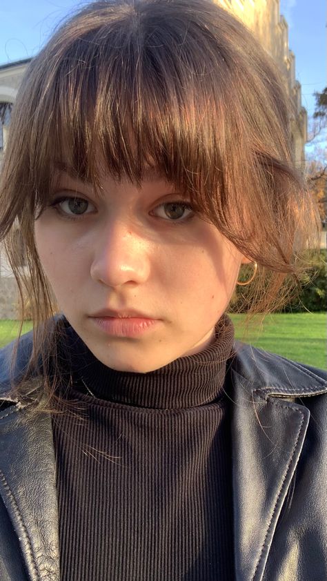 Bangs For Small Forehead, Short Forehead, Small Forehead, Layered Hair With Bangs, Short Fringe, Peinados Fáciles Para Cabello Corto, Layered Hair, Black Fits, Hairstyles With Bangs