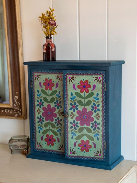 Wall Painting Hanging Ideas, Folk Painted Furniture, Hand Painted Furniture Bohemian, Bohemian Painting Ideas, Hand Painted Wooden Box Ideas, Boho Painted Furniture, Mexican Painted Furniture, Creative Painted Furniture, Floral Design Painting