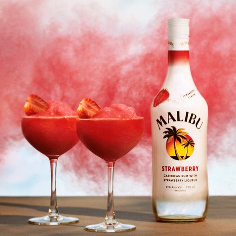 Strawberry Rum Drinks, Strawberry Malibu, Low Cal Drinks, Strawberry Lips, Moscow Mule Recipes, Adult Popsicles, Banana Colada, Malibu Rum Drinks, Baileys Drinks