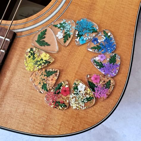 Resin Guitar, Flower Guitar, Cool Guitar Picks, Epoxy Ideas, Desain Buklet, Guitar Obsession, Fern Leaves, Flower Resin, Birthday List