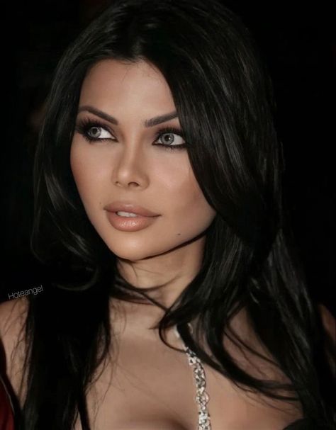 Haifa Wehbe, Women Crush, Arab Beauty, Vogue Beauty, Twitter Profile, Haifa, Dark Feminine Aesthetic, Arab Women, Dark Feminine