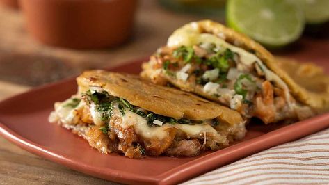 Gorditas Michoacanas "Gorditas de Chicharrón" historia y receta: Las gorditas son uno de nuestros antojitos mexicanos favoritos, es su sabor lo que las hace tan delirantes y especiales, pero no podemos negar que con este platillo tan llenador si podemos aplicar el dicho de “bueno, bonito y barato”. Leer más... Salsa Verde, Mexican Style, Gnocchi, Salmon Burgers, Cilantro, Sandwiches, Tacos, Favorite Recipes, Meat