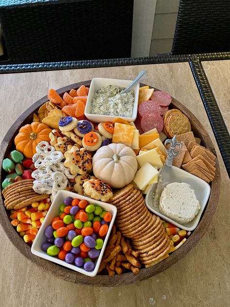 Football Sweet Charcuterie Board, Halloween Movie Night Charcuterie Board, Fall Movie Snack Board, Fall Snack Board For Kids, Halloween Board Night, Halloween Fruit And Cheese Tray, Fall Themed Food Board, Treat Charcuterie Board Ideas, S’mores Charcuterie Board Halloween